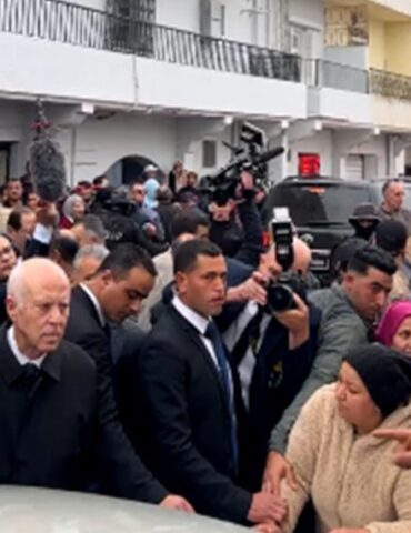 00 235 رئيس الجمهورية يعاين الأوضاع بمنطقة البحر الأزرق بالمرسى بعد الفيضانات الأخيرة