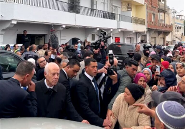 00 235 رئيس الجمهورية يعاين الأوضاع بمنطقة البحر الأزرق بالمرسى بعد الفيضانات الأخيرة