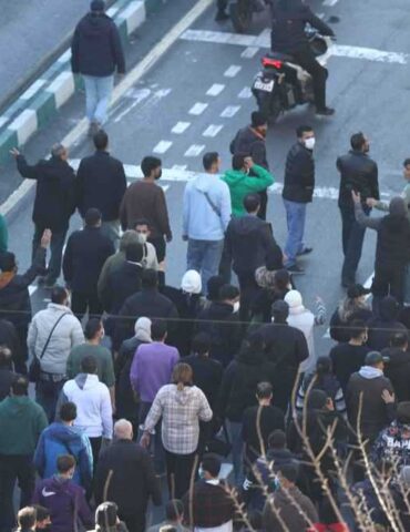 إيران إيران تعترف بالاحتجاجات لأول مرة و تقطع الإنترنات… و ترامب يحذر
