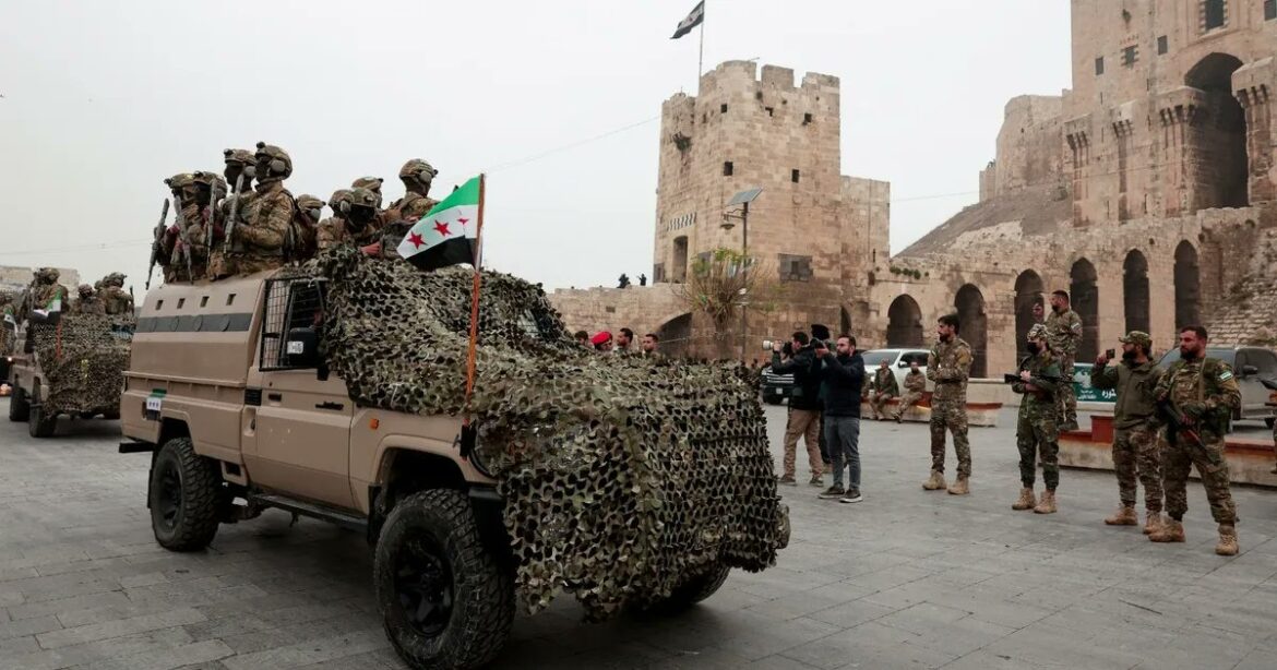 الجيش السوري الجيش السوري يعيد السيطرة على منطقة ريف حلب بعد إنسحاب قوات قسد