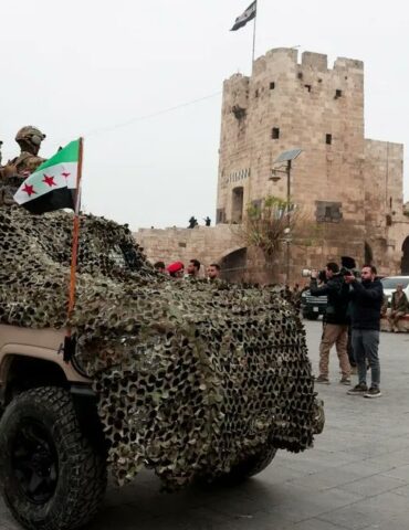 الجيش السوري الجيش السوري يعيد السيطرة على منطقة ريف حلب بعد إنسحاب قوات قسد