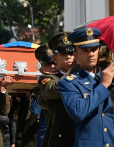 فنزويلا الداخلية الفنزويلية: 100 قتيل بالهجوم الأميركي وإصابة مادورو وزوجته