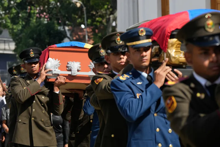 فنزويلا الداخلية الفنزويلية: 100 قتيل بالهجوم الأميركي وإصابة مادورو وزوجته