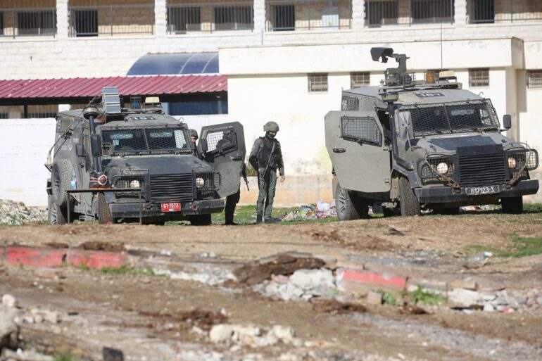 قوات الإحتلال فلسطين المحتلة: عملية عسكرية واسعة بالخليل