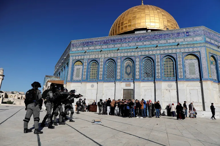 2022 04VIOLENCE 2 قوات الإحتلال تقتحم المسجد الأقصى في الجمعة الأخيرة قبيل رمضان
