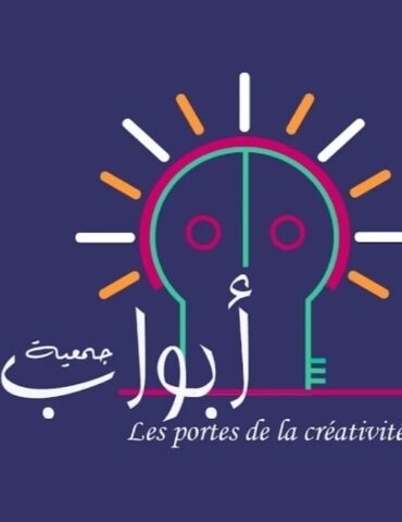 243756981 4381103281978586 7976710638398560293 n احتفالا بالأسبوع العالمي للإبداع 2026، في نسخته الثامنة تنظم جمعية أبواب التظاهرة الثقافية ''من الصمود إلى الاصطبارية: مقاربات جماعية '' من 04 مارس إلى 09 ماي 2026.