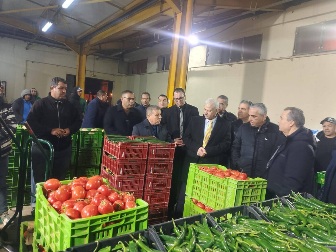 639845644 1261361039508102 241482436942008650 n وزير التجارة يتابع نسق التزود ومستوى الأسعار في سوق الجملة ببن عروس