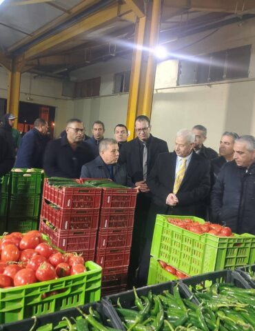 639845644 1261361039508102 241482436942008650 n وزير التجارة يتابع نسق التزود ومستوى الأسعار في سوق الجملة ببن عروس