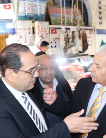 640621734 1262064712771068 4046263355651393382 n وزير التجارة يعاين مستويات التزويد والأسعار بالسوق المركزية بالعاصمة