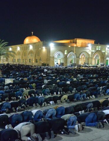 IMG 20260220 WA0063.jpg 1726f885 0ec6 4151 abbe fc069c193cea أكثر من 40 ألف فلسطيني، يؤدون صلاتي العشاء والتراويح في رحاب المسجد الأقصى الليلة