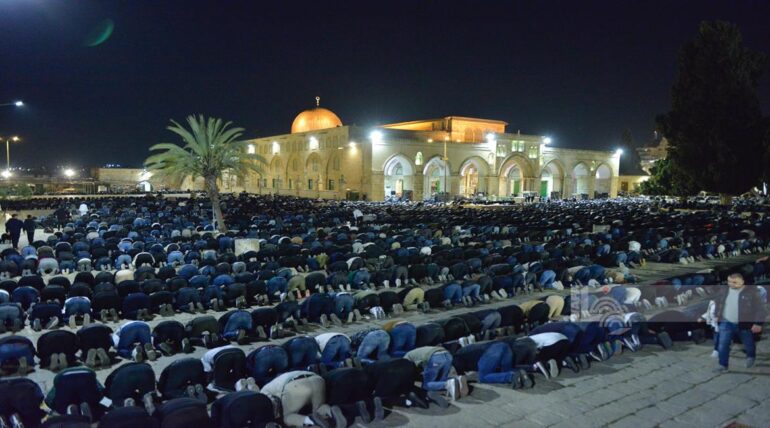 IMG 20260220 WA0063.jpg 1726f885 0ec6 4151 abbe fc069c193cea أكثر من 40 ألف فلسطيني، يؤدون صلاتي العشاء والتراويح في رحاب المسجد الأقصى الليلة
