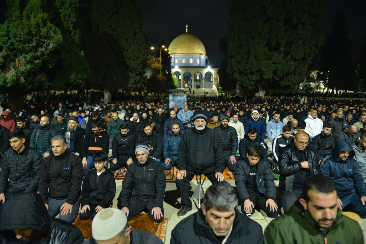 التراويح في الأقصى. الثاني من رمضان 26.jpeg 9af5c9a5 1209 4014 bc3a af877f2674e4 60 ألف مصلٍ يؤدون العشاء والتراويح في المسجد الأقصى