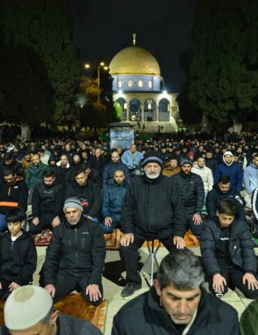 التراويح في الأقصى. الثاني من رمضان 26.jpeg 9af5c9a5 1209 4014 bc3a af877f2674e4 60 ألف مصلٍ يؤدون العشاء والتراويح في المسجد الأقصى