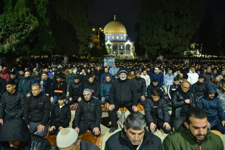 التراويح في الأقصى. الثاني من رمضان 26.jpeg 9af5c9a5 1209 4014 bc3a af877f2674e4 60 ألف مصلٍ يؤدون العشاء والتراويح في المسجد الأقصى