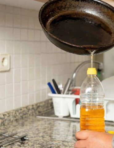 زيوت مستعملة وكالة التصرف في النفايات: لا تسكبوا الزيوت في الصرف الصحي.. وجهّوها للحاويات المخصصة