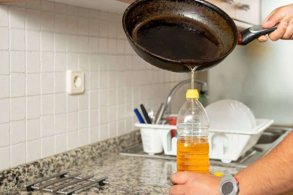 زيوت مستعملة وكالة التصرف في النفايات: لا تسكبوا الزيوت في الصرف الصحي.. وجهّوها للحاويات المخصصة