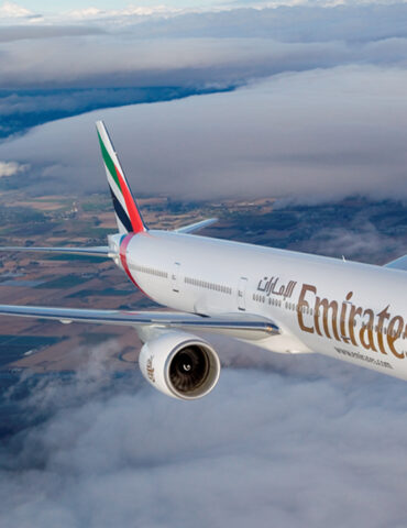 Emirates Boeing 777 300 ER 1 طيران الإمارات تستأنف عملياتها جزئيا وتدعو المسافرين للتحقق من حجوزاتهم