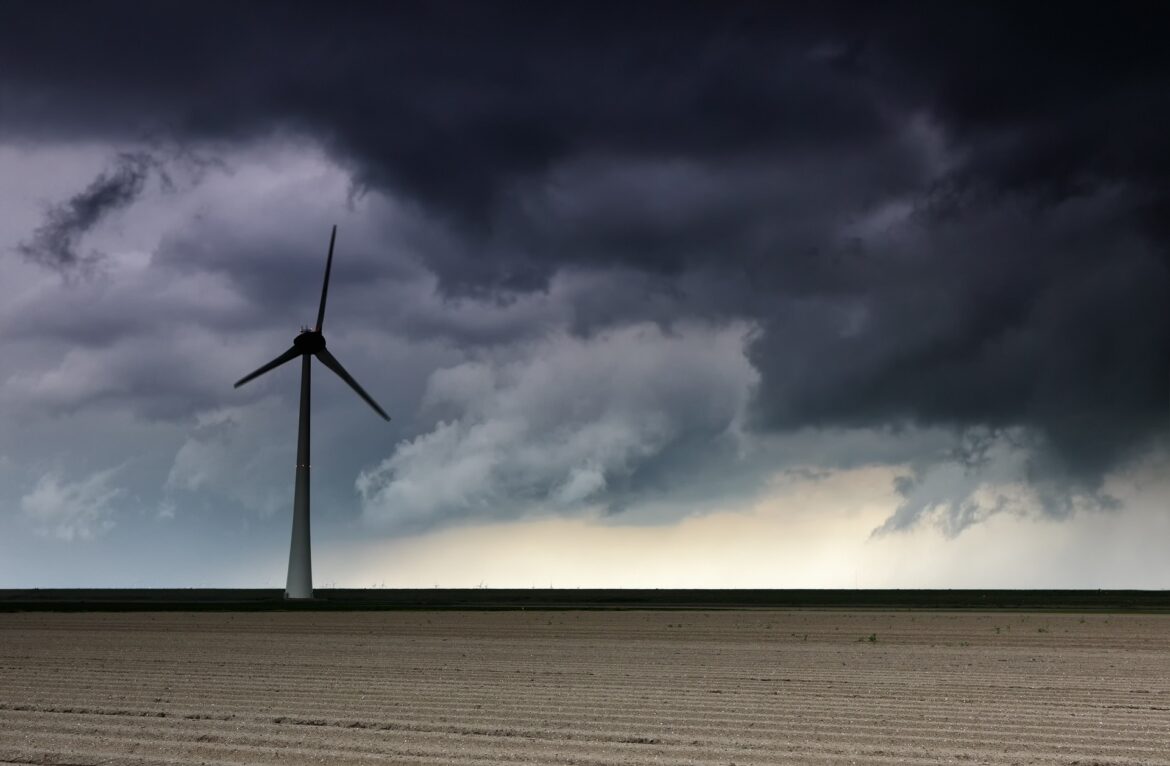 dark storm cloud over windturbine and field ZEALSGU طقس اليوم: سحب عابرة بأغلب الجهات و رياح قوية
