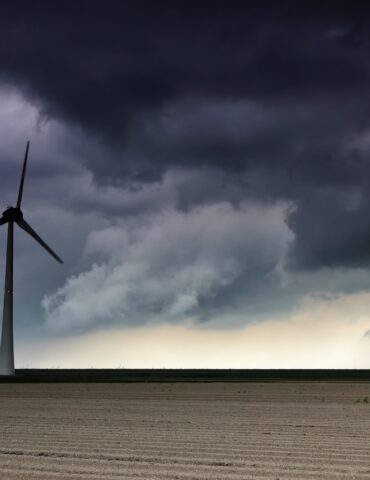 dark storm cloud over windturbine and field ZEALSGU طقس اليوم: سحب عابرة بأغلب الجهات و رياح قوية