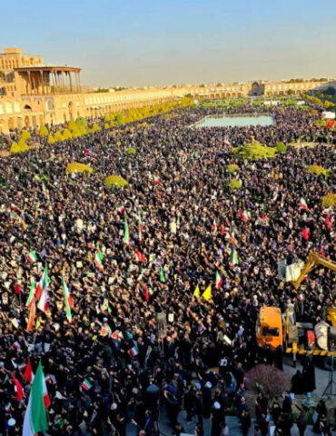photo 2026 03 01 09 25 34 1772350631 مظاهرات غاضبة في مدن إيرانية تنديدا بإغتيال خامنئي