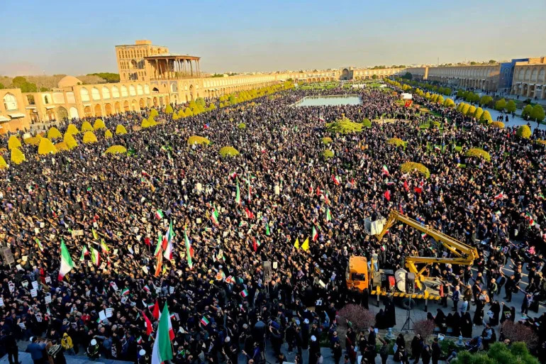 photo 2026 03 01 09 25 34 1772350631 مظاهرات غاضبة في مدن إيرانية تنديدا بإغتيال خامنئي
