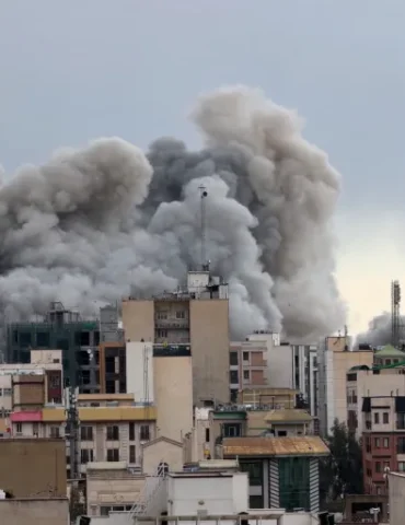 حرب إيران ثلاث موجات خلال ساعة.. إيران توسع هجماتها وتتوعد الجنود الأمريكيين