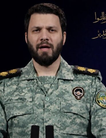 HFECMLDXkAArZgN مقر خاتم الأنبياء: أسقطنا أمس طائرة إف 35 و3 مسيرات وصاروخي كروز ومروحيتي بلاك هوك ومقاتلة من نوع إيه 10