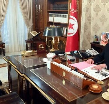 francais image2 292447 1777352510 رئيس الجمهوريّة يقرر إعفاء وزيرة الصناعة والمناجم والطّاقة وتكليف صلاح الزواري وزير التّجهيز والاسكان بتسيير شؤون الوزارة بصفة وقتيّة