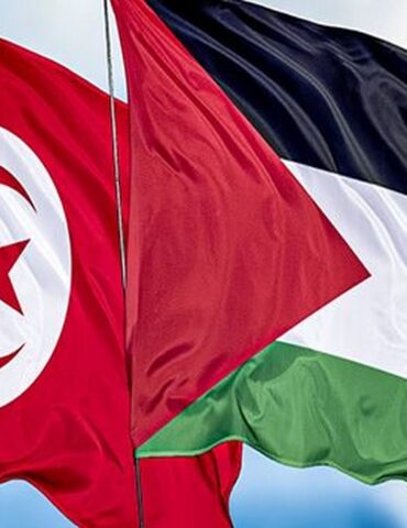 tunisie Palestine وصول عائلة فلسطينية إلى تونس لتلقي الإحاطة والعلاج