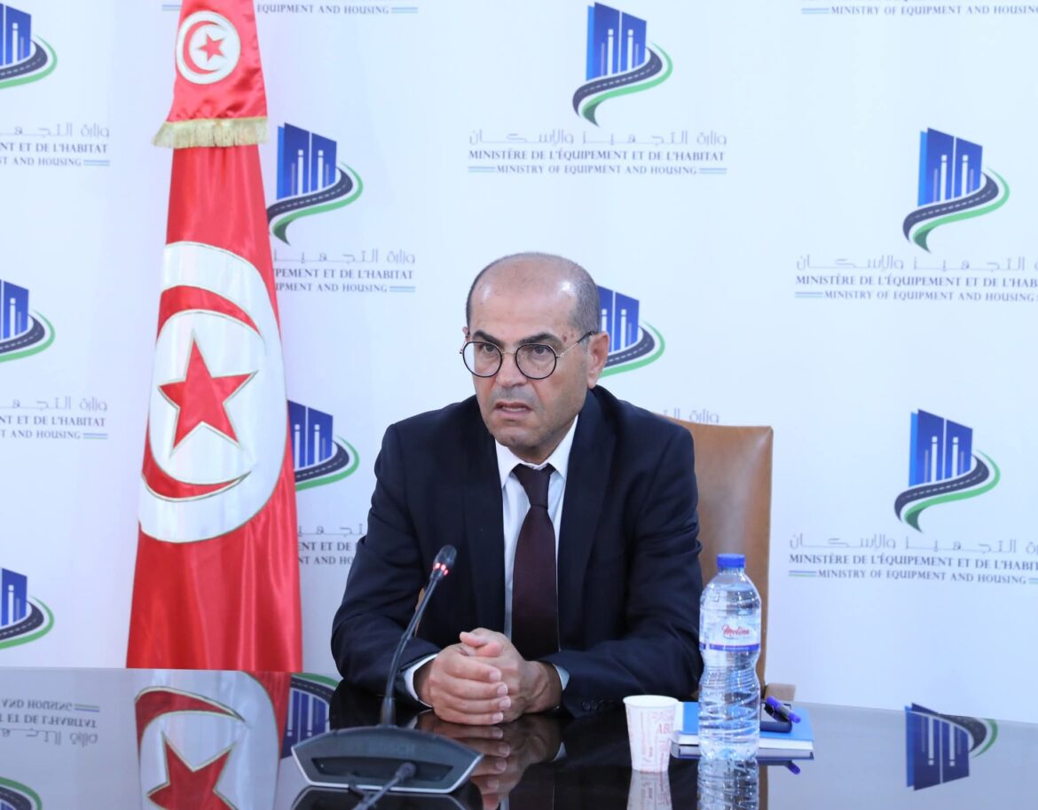صلاح الزواري وزير التجهيز والإسكان يؤكد على التسريع في نسق إنجاز تهيئة مقاسم اجتماعية معدة للبناء