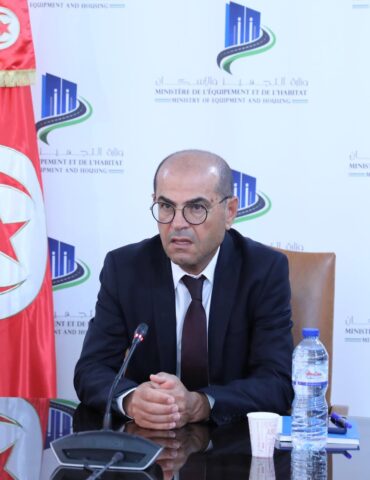 صلاح الزواري وزير التجهيز والإسكان يؤكد على التسريع في نسق إنجاز تهيئة مقاسم اجتماعية معدة للبناء