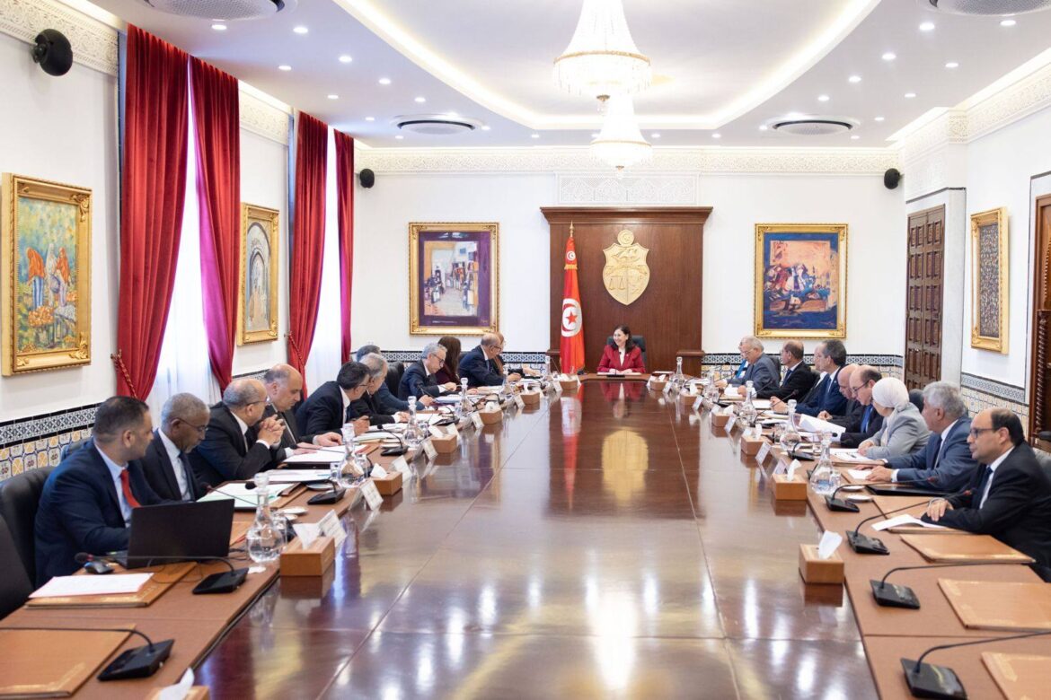 مجلس وزاري مجلس وزراء ينظر في النصوص الترتيبية الخاصة بالترفيع في الأجور في القطاعين العام والخاص