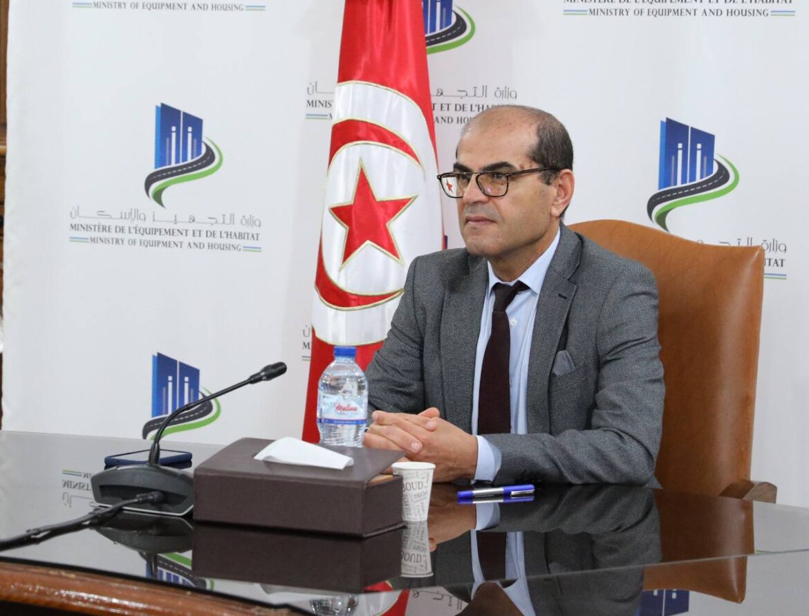 وزير التجهيز وزير التجهيز يكشف عن تخصيص 313 مليون دينار لصيانة الطرقات و78 مشروعا قيد الإنجاز خلال سنة 2026