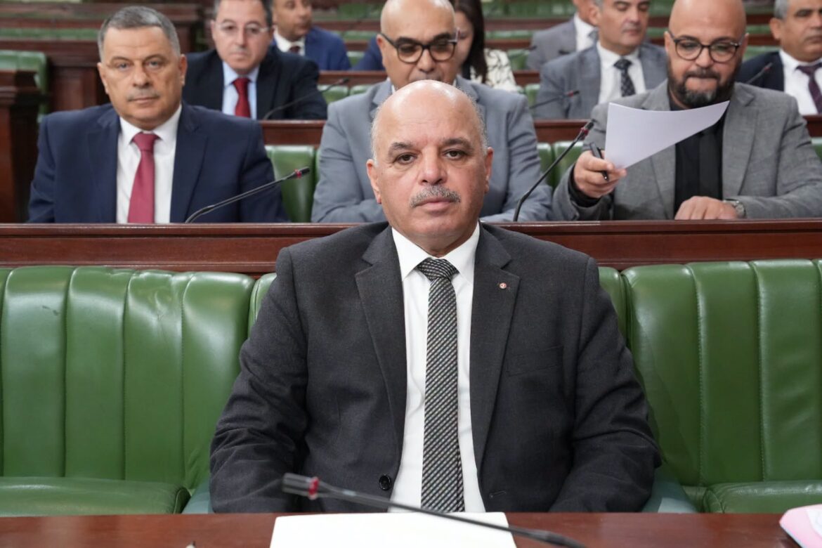 وزير النقل صابر المصمودي: إجابة وزير النقل حول استراتيجية مطار صفاقس دون المأمول