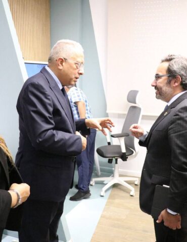 697897585 1405405671629891 7188800515069177296 n شراكة لدعم المشاريع الصحية والرقمنة، محور جلسة عمل بين وزير الصحة ووفد رفيع من مكتب الأمم المتحدة لخدمات المشاريع