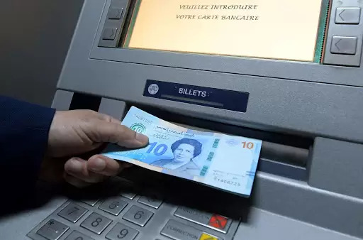 سحب نقود بداية من اليوم حاملو بطاقة "جرايتي" من متقاعدي CNSS بامكانهم سحب جراياتهم من الموزعات الآلية