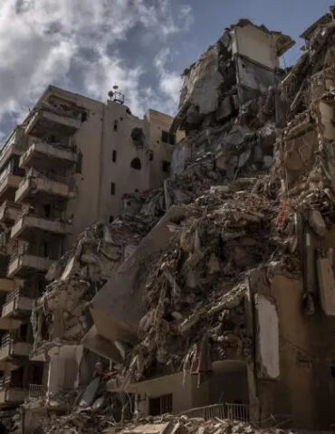 GettyImages 2278799741 وزارة الصحة اللبنانية: 5 شهداء و8 جرحى في غارة إسرائيلية على مدينة صور جنوب لبنان