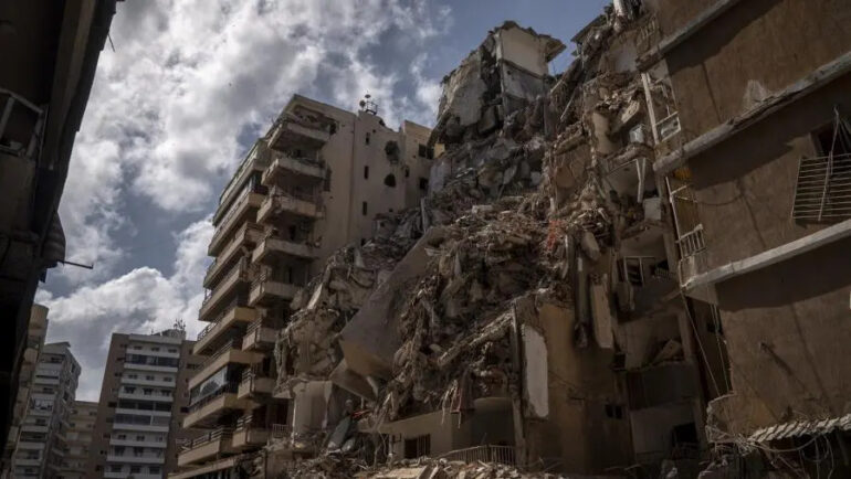 GettyImages 2278799741 وزارة الصحة اللبنانية: 5 شهداء و8 جرحى في غارة إسرائيلية على مدينة صور جنوب لبنان