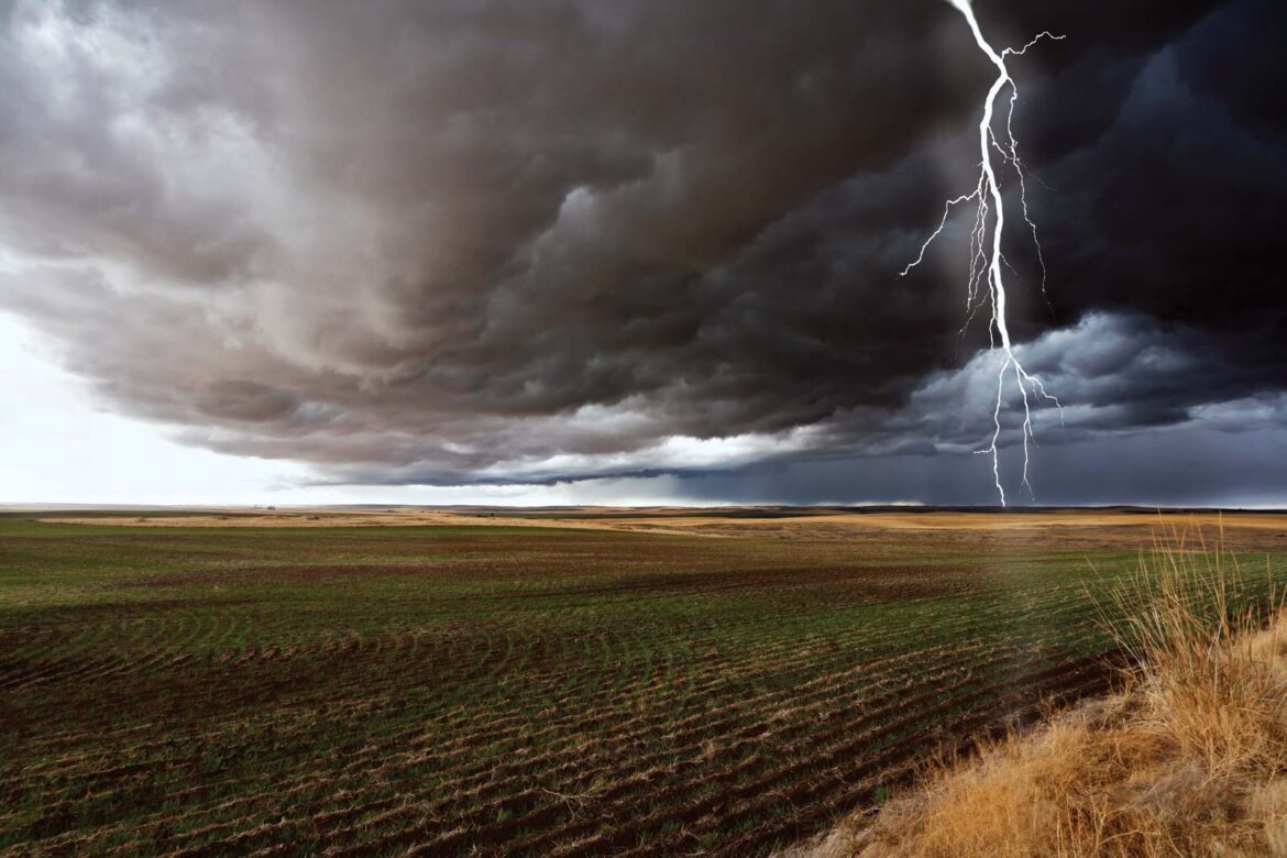 lightning discharge field cumulonimbus cloud 0 وزارة الفلاحة تدعو الفلاحين والبحارة إلى توخي الحذر بسبب التقلبات الجوية