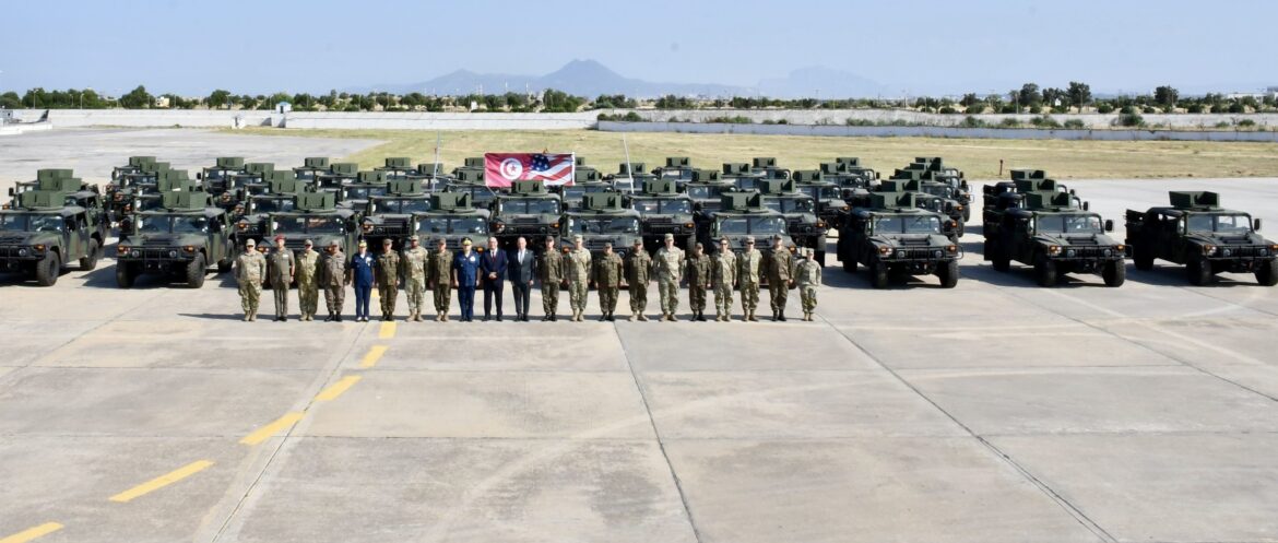vehicules blindes HMMWV La Tunisie réceptionne 48 véhicules Hummer américains pour renforcer les capacités de son armée