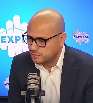 أيمن زنايدي أيمن الزنايدي: تطوير قطاع النقل واللوجستيك ركيزة أساسية لتعزيز تنافسية الاقتصاد الوطني