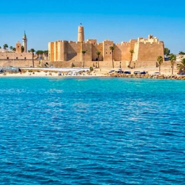 FB IMG 1783922959159 طقس اليوم: سماء صافية و الحرارة تصل إلى 47 درجة بالمناطق الغربية للبلاد