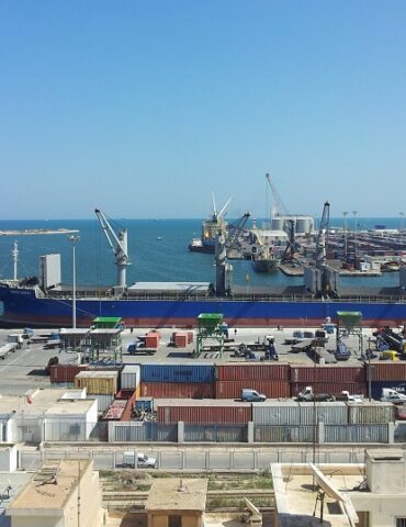 port commercial de sfax وزارة النقل تقر إجراءات عاجلة لتسوية وضعية ميناء الصخيرة وتحدد سنة 2027 لانطلاق أشغال تطويره