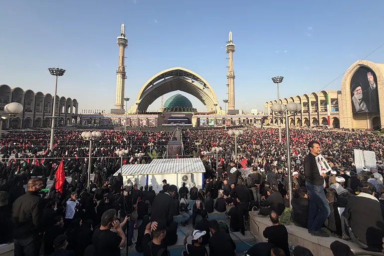 خمنائي تشييع شعبي حاشد لخامنئي في اليوم الثاني من جنازته