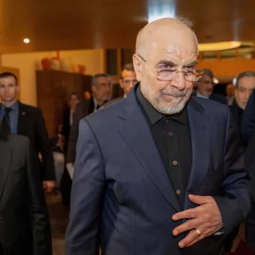 كبير المفاوضين الإيرانيين كبير المفاوضين الإيرانيين: الحرب لن تنتهي أبداً باستسلام إيران