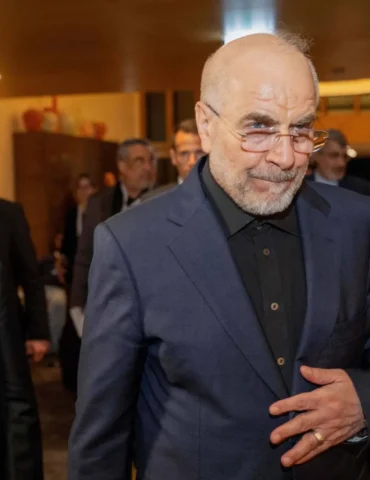 كبير المفاوضين الإيرانيين كبير المفاوضين الإيرانيين: الحرب لن تنتهي أبداً باستسلام إيران