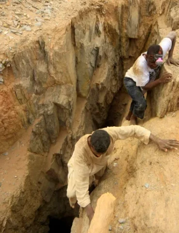 منجم شمال السودان مصرع 15 عاملا بانهيار منجم ذهب شمالي السودان